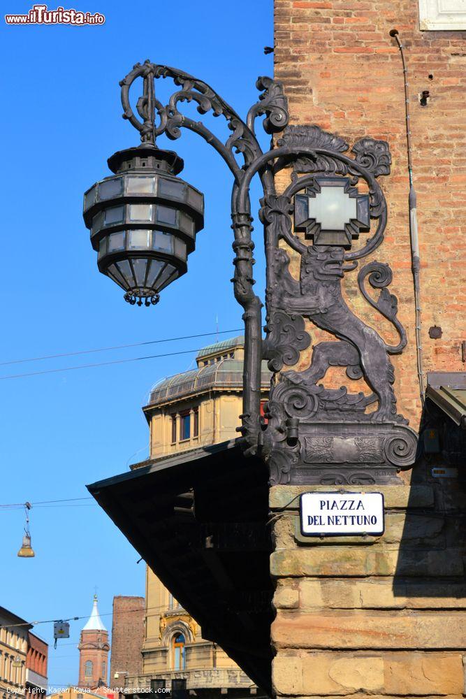 Immagine Una vecchia lampada in ferro in Piazza del Nettuno, Bologna. Vi è raffigurato un leone - © Kagan Kaya / Shutterstock.com
