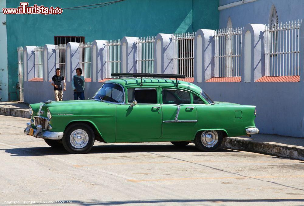 Immagine Una vecchia macchina americana nel centro storico di Sancti Spiritus, Cuba. Sull'isola c'è il più basso rapporto di auto per cittadino, circa 38 ogni 1000 abitanti - © Tupungato / Shutterstock.com