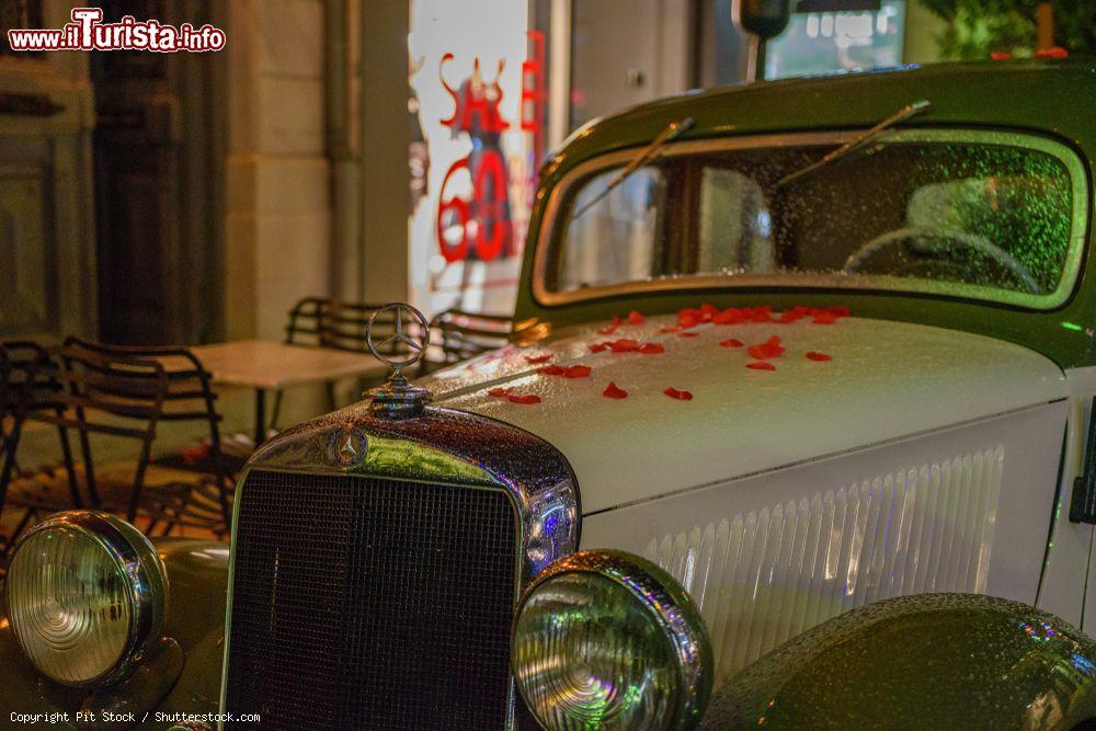 Immagine Una vecchia Mercedes Benz parcheggiata nella strada pedonale Riga Fereou a Patrasso, Grecia, in una giornata di pioggia - © Pit Stock / Shutterstock.com