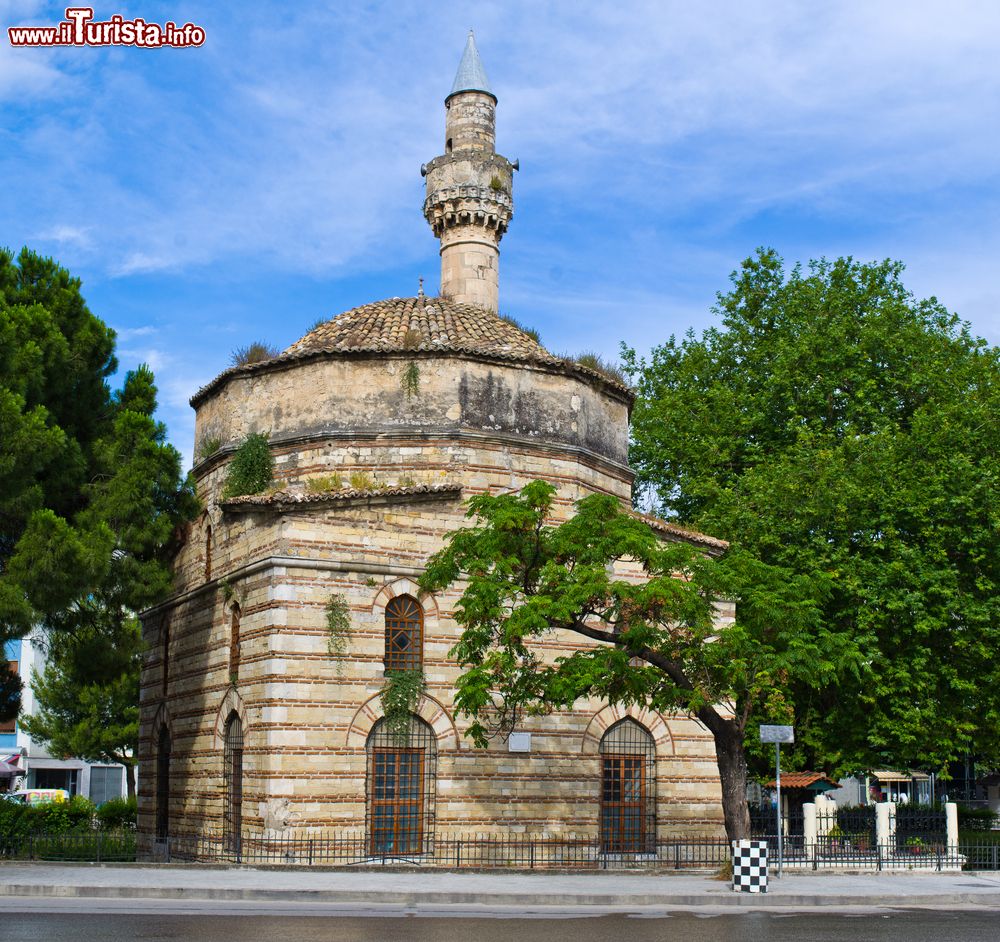 Immagine Una vecchia moschea in rovina a Valona in Albania