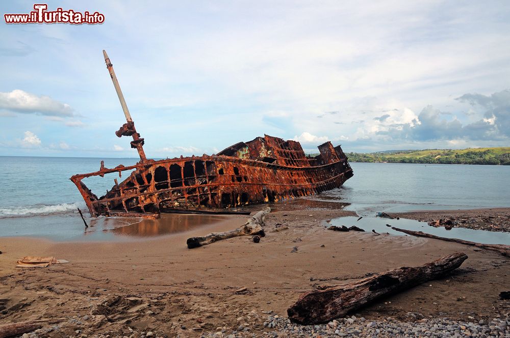 Immagine Una vecchia nave spiaggiata sulla sabbia del litorale a Honiara, isole Solomone. Risale all'epoca del secondo conflitto mondiale.