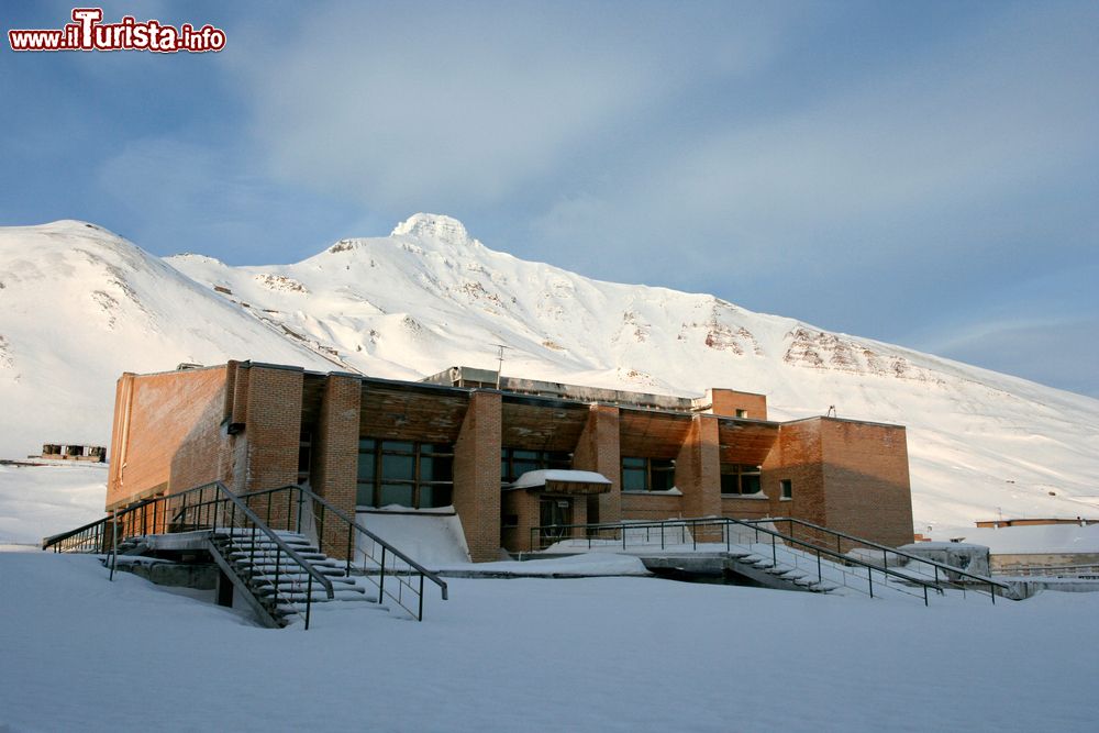 Immagine Una vecchia piscina nella città di Pyramiden, Svalbard. Questa cittadina fu abbandonata, così come questo centro acquatico, dai russi.