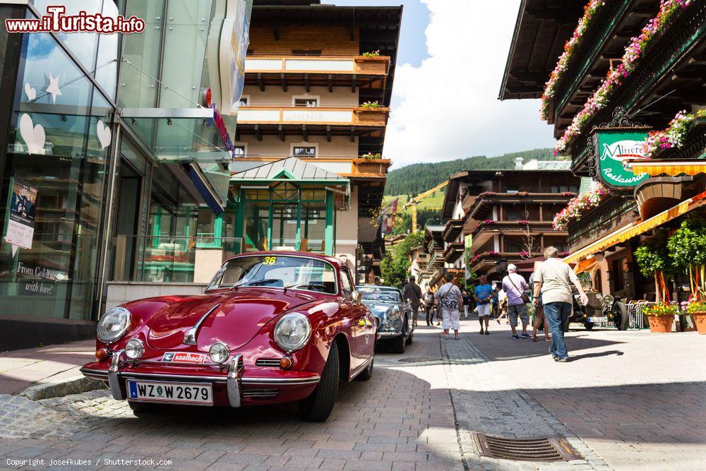 Immagine Una vecchia Porsche 356 parcheggiata lungo una strada a Saalbach-Hinterglemm (Austria) in attesa del Saalbach Classic Rally - © josefkubes / Shutterstock.com