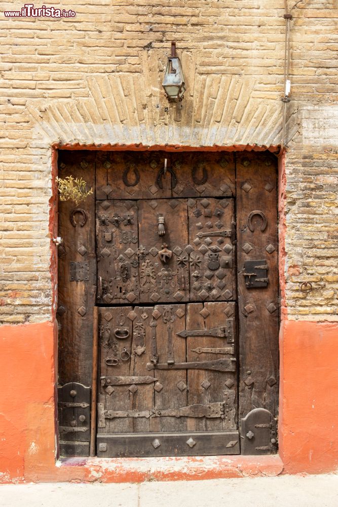 Immagine Una vecchia porta di legno decorata nel centro di Estella, Spagna.