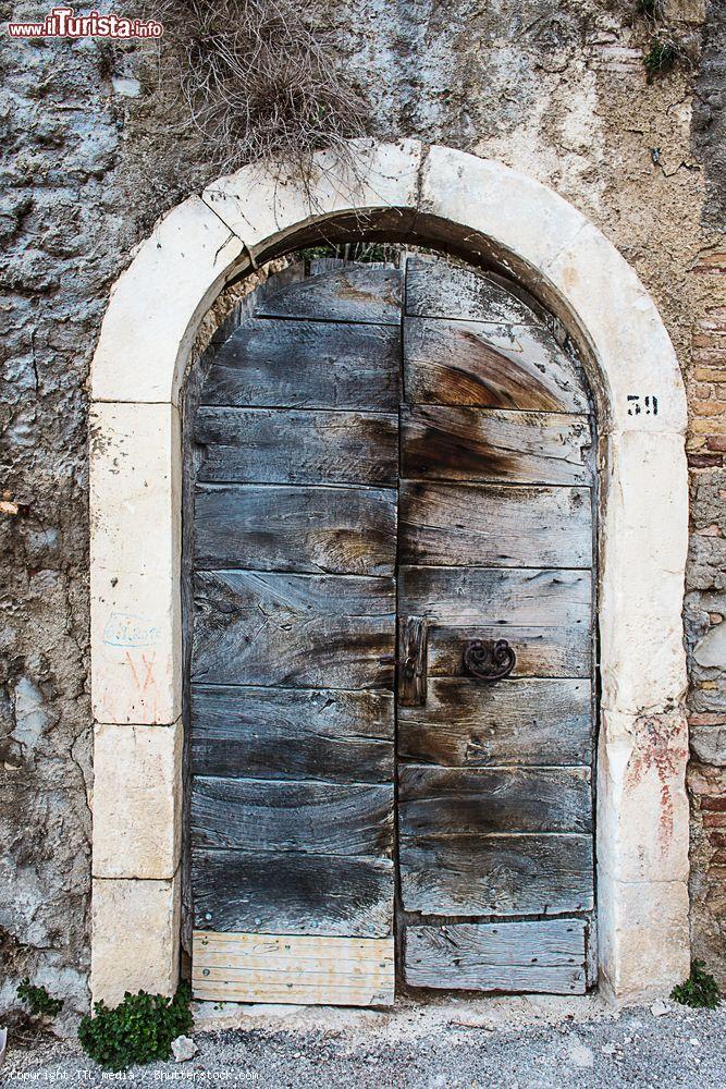 Immagine Una vecchia porta di legno in una casa del villaggio storico di Popoli, Abruzzo - © TTL media / Shutterstock.com