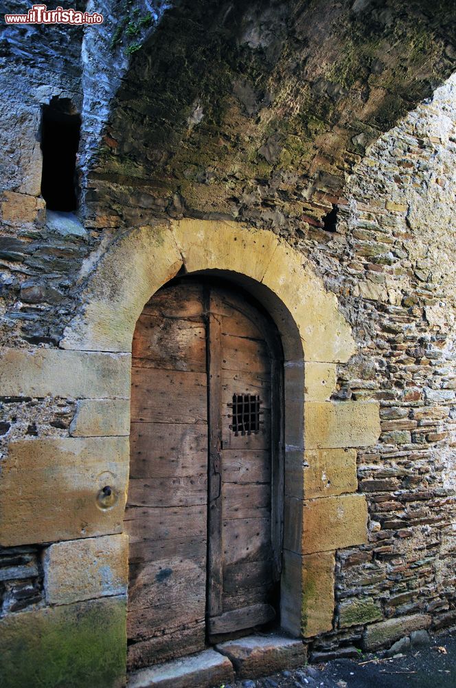 Immagine Una vecchia porta in legno nella città di Estaing, Francia.