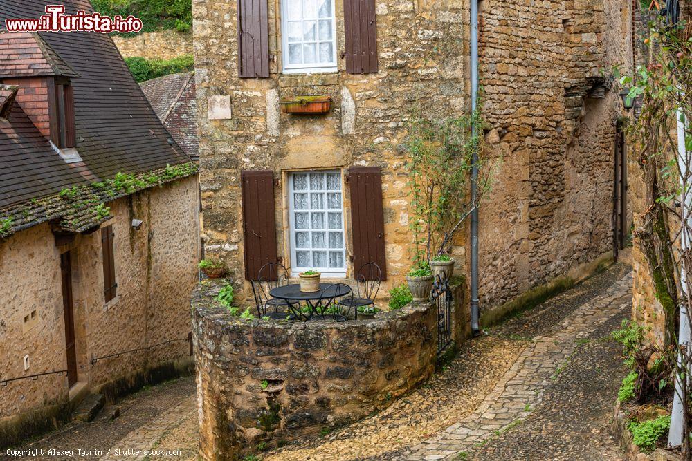 Immagine Una vecchia stradina del centro storico di Beynac-et-Cazenac, Francia: le case e la pavimentazione dei vicoli è in pietra - © Alexey Tyurin / Shutterstock.com