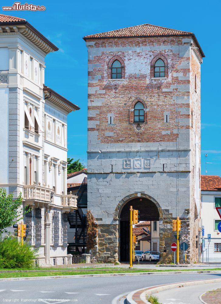 Immagine Una vecchia torre con ingresso nel centro storico di Udine, Friuli Venezia Giulia - © Rsphotograph / Shutterstock.com