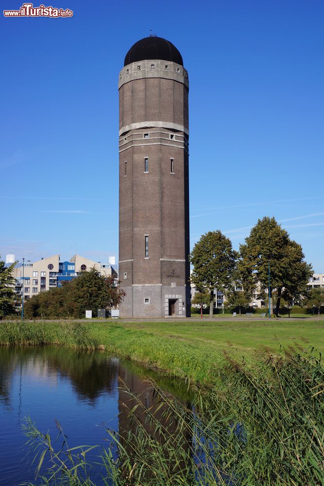 Immagine Una vecchia torre dell'acqua a Zoetermeer, Olanda.