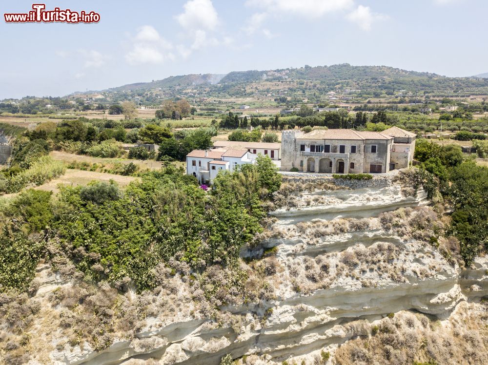 Immagine Una veduta aerea delle case sulle rocce nel promontorio di Ricadi, Calabria. Questa cittadina si trova fra il golfo di Sant'Eufemia e quello di Gioia Tauro.