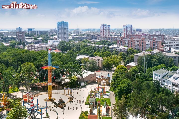 Immagine Una veduta aerea di Kharkiv, Ucraina. Seconda città dell'Ucraina dopo Kiev, Kharkiv è il capoluogo dell'omonimo oblast situato nella parte centro orientale del paese. Fondata nel 1654 come avamposto cosacco, questa località ha mantenuto dimensioni ridotte sino agli inizi del XIX° secolo  quando è stata caratterizzata da un'importante svolta di carattere industriale