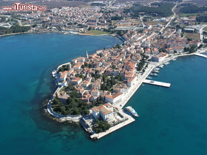 Immagine Una veduta aerea di Porec, Croazia. Dall'alto la si può ammirare in tutto il suo fascino. Antichi palazzi, musei e luoghi d'arte, natura rigogliosa e belle spiagge fanno di Parenzo uno dei centri turistici più frequentati durante tutto l'anno - © Igor Karasi / Shutterstock.com