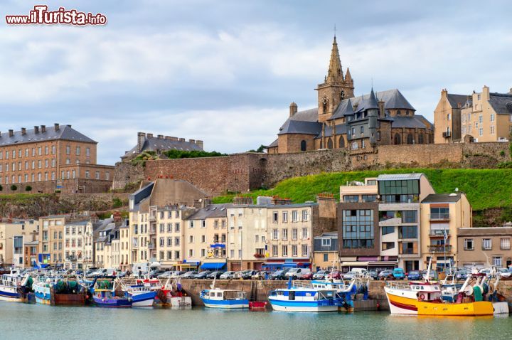 Immagine Una veduta d'insieme della parte antica di Granville (Francia), all'interno delle mura, e della parte più moderna, con il porto - foto © Boris Stroujko / Shutterstock.com