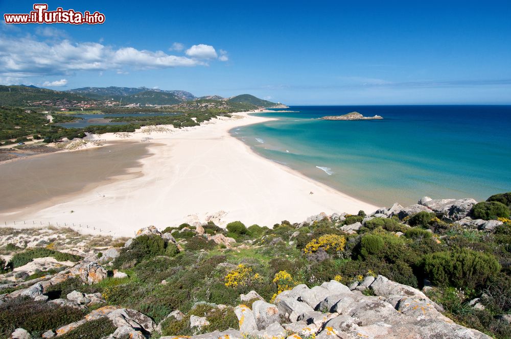 Immagine Una veduta dall'alto della spiaggia di Chia nel sud della Sardegna