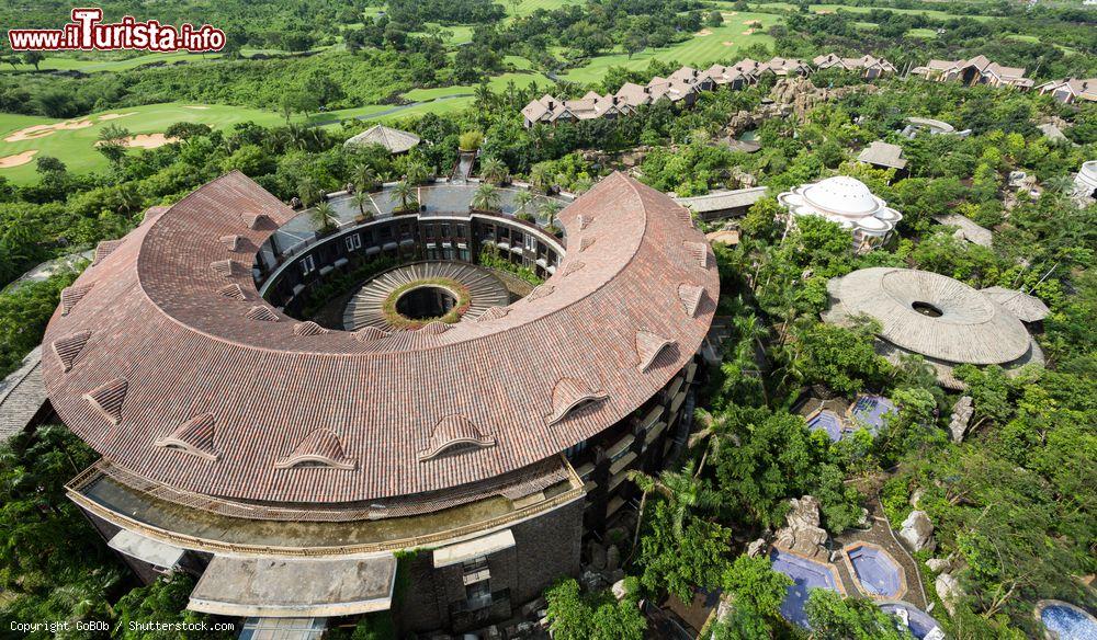 Immagine Una veduta dall'alto del Mission Hill Haikou con i campi da golf sullo sfondo, Cina. Destinazione fra le più suggestive per chi cerca strutture sportive, questa location è spesso scelta da professionisti del golf e celebrità - © GoBOb / Shutterstock.com