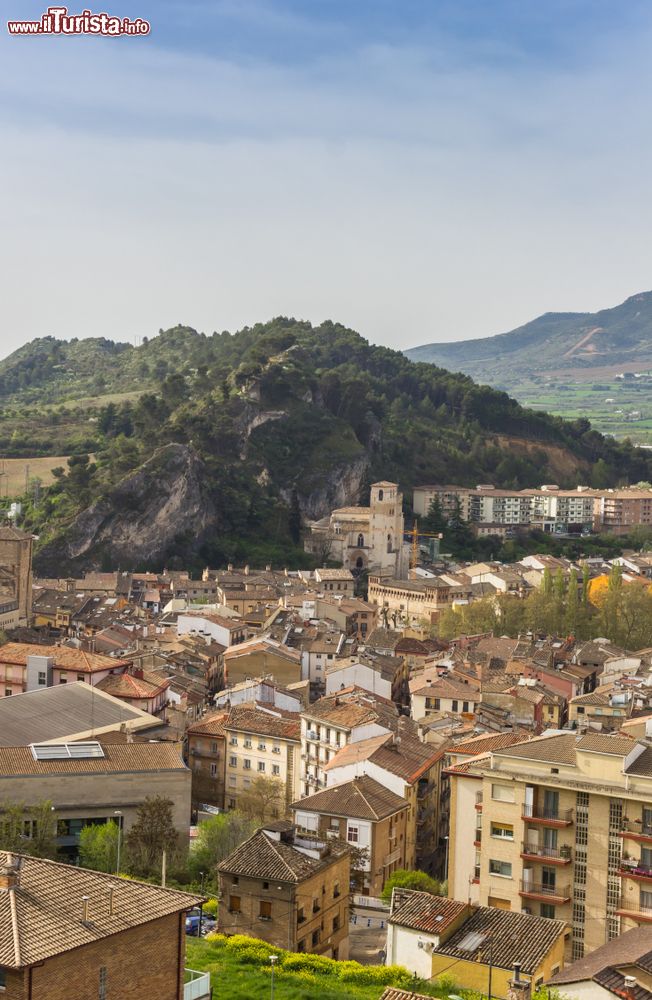 Immagine Una veduta dall'alto della cittadina spagnola di Estella, nota in basco come Lizarra.