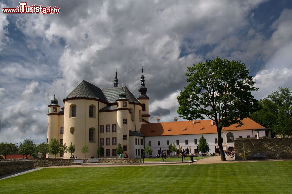 Immagine Una veduta dei giardini del castello di Litomysl, Repubblica Ceca. Il palazzo, situato a pochi passi dal centro del paese, sorge accanto ad un monastero ed è circondato da uno splendido parco.