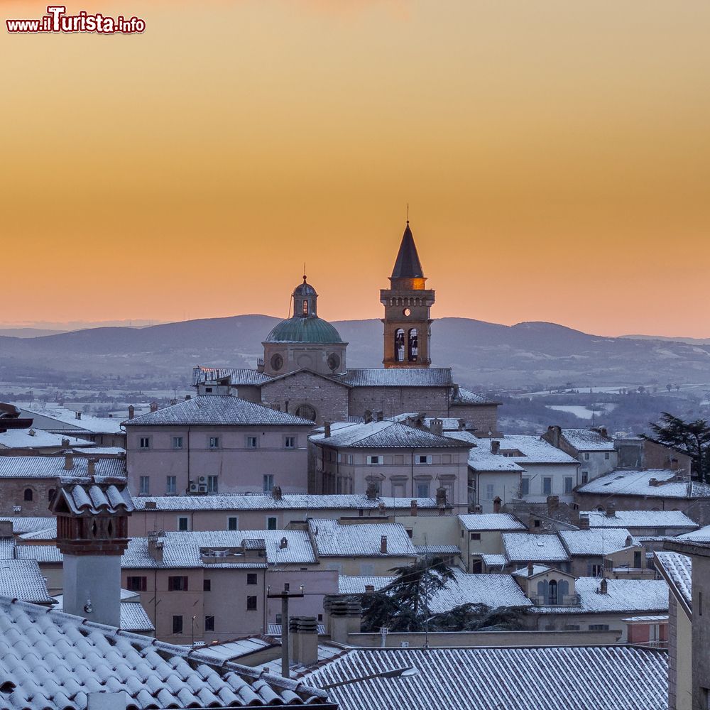 Immagine Una veduta del borgo medievale di Trevi, Umbria, al tramonto con la neve. Sorta in epoca romana nei pressi della via Flaminia e delle rive del Clitunno, Trevi è la città dell'olio e fa parte dei borghi più belli d'Italia.