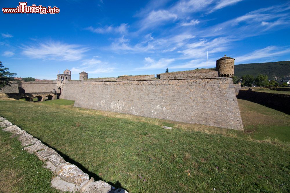 Immagine Una veduta del Castello di San Pedro a Jaca in Aragona, nord-est della Spagna