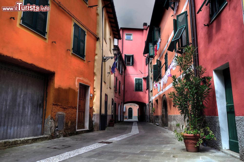 Immagine Una veduta del centro città di Brugnato, La Spezia, Italia. Anche con il cielo grigio, il borgo è una delle perle liguri.