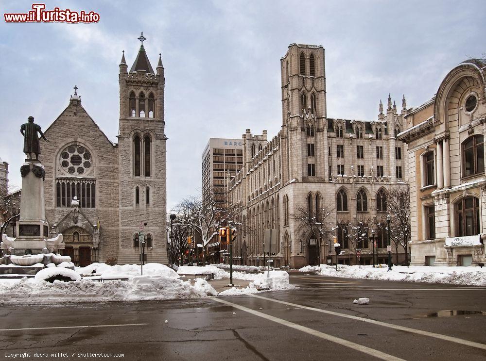 Immagine Una veduta del centro cittadino di Syracuse dal Columbus Circle, New York, USA. La foto è stata scattata dopo una nevicata in occasione del Giorno del Ringraziamento - © debra millet / Shutterstock.com
