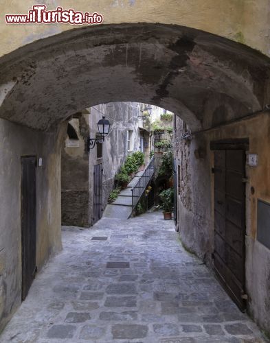 Immagine Una veduta del centro storico di Capalbio, Grosseto, Toscana. Per la sua importanza storico artistica in epoca rinascimentale, Capalbio è stata soprannominata "la piccola Atene" - © Angelo Giampiccolo / Shutterstock.com