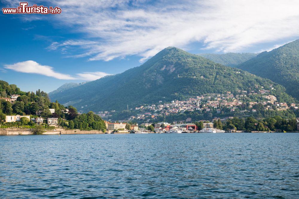 Immagine Una veduta del lago di Como, Lombardia: Tavernola con le colline sullo sfondo e la città di Cernobbio (Lombardia).