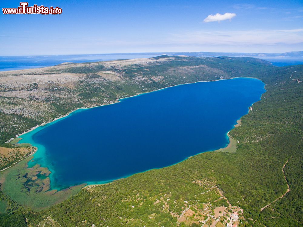 Immagine Una veduta del lago Vrana sull'isola di Cres, Croazia. Si trova a 700 metri di altitudine. Secondo antiche credenze, le grotte attorno a questo bacino sarebbero abitate da fate.