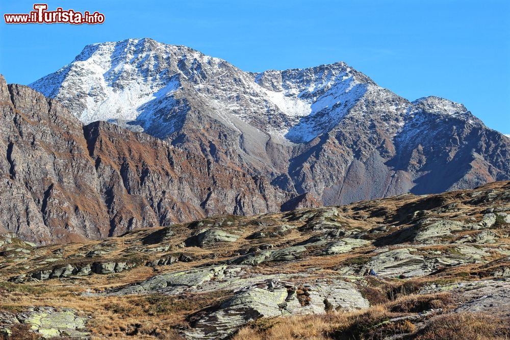 Immagine Una veduta del passo del San Bernardino, Svizzera. Questo valico alpino è situato nel cantone dei Grigioni sullo spartiacque fra il bacino del Po e quello del Reno.