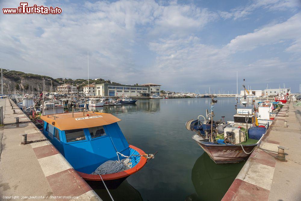 Immagine Una veduta del porto di Arenys de Mar, provincia di Barcellona, Spagna. E' dotato anche di un ampio spazio per imbarcazioni sportive e da diporto e durante l'estate diventa meta di molti velieri che navigano nel Mediterraneo - © joan_bautista / Shutterstock.com