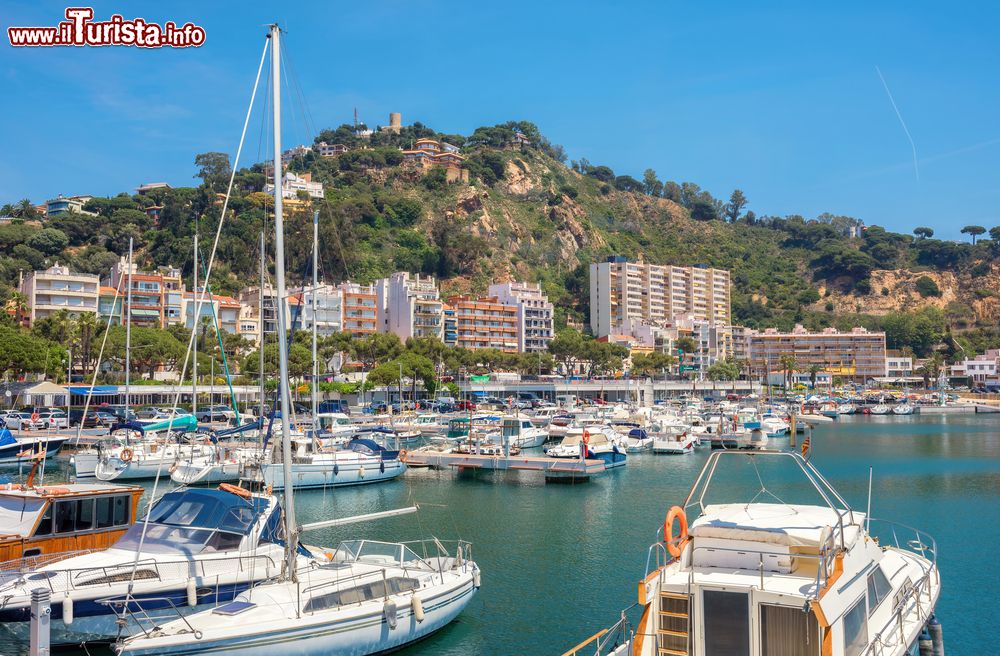 Immagine Una veduta del porto di Blanes con gli yachts ormeggiati e le montagne di Sant Joan sullo sfondo, Costa Brava, Spagna.