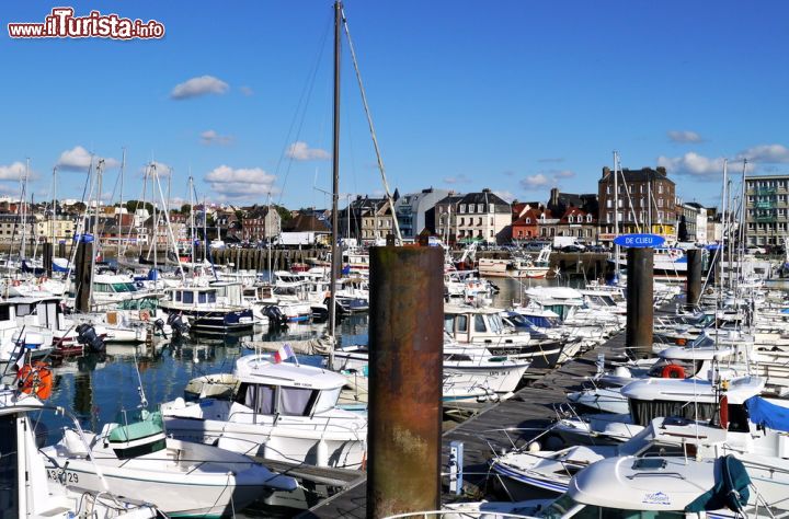 Immagine Una veduta del porto di Dieppe, Alta Normandia, Francia. Questo Comune francese situato nel dipartimento della Senna Marittima ha svolto un ruolo importante nella storia della navigazione: proprio qui infatti furono effettuati importanti test per la messa a punto del sistema radiogoniometrico di Ettore Bellini e Alessandro Tosi.