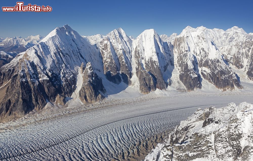 Immagine Una veduta del Ruth Glacier nel Parco Nazionali di Denali, Alaska. Questo ghiacciaio si muove alla velicità di 1 metro al giorno. Nel 1983 il suo spessore era stato misurato in 1200 metri.