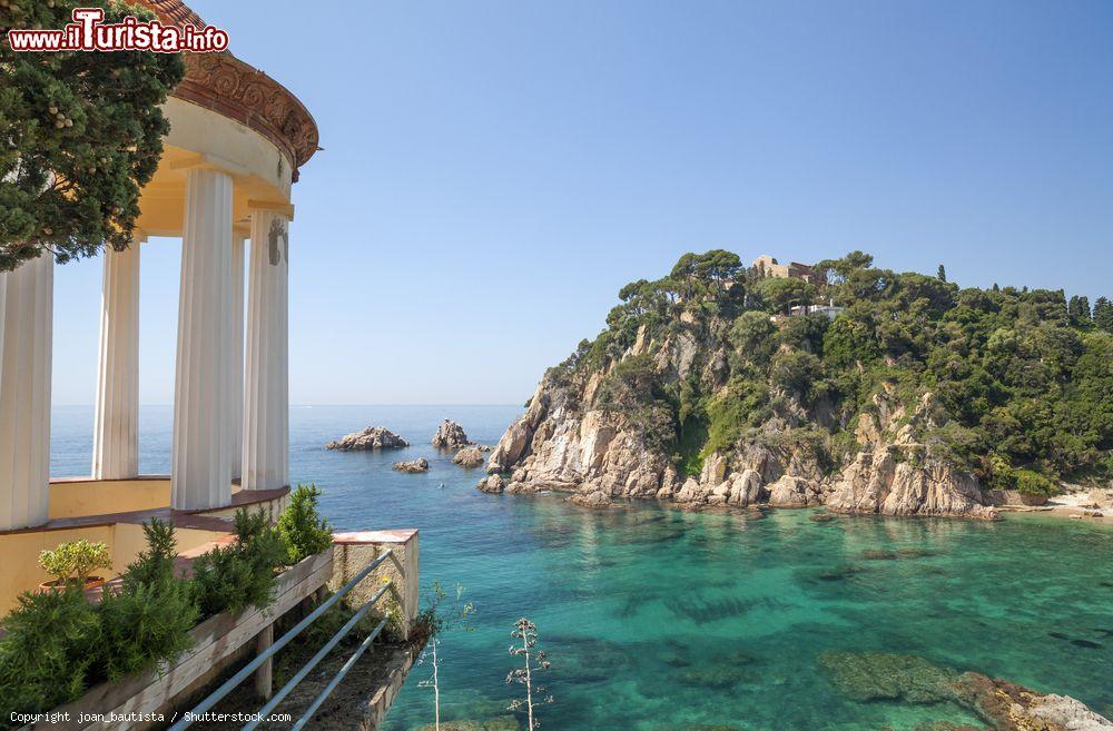 Immagine Una veduta del tempio e del mare dai giardini botanici di Mar i Murtra a Blanes, Costa Brava, Spagna. I giardini furono creati su progetto di Josep Goday, architetto e storico dell'arte spagnolo - © joan_bautista / Shutterstock.com