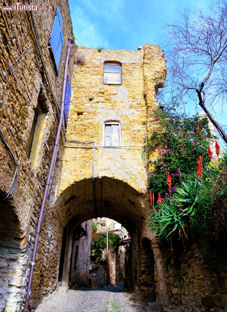 Immagine Una veduta del villaggio di Bussana Vecchia, Sanremo, Liguria. Situato circa 8 km a nord est di Sanremo su una collina rocciosa, è un tipico borgo medievale arroccato.