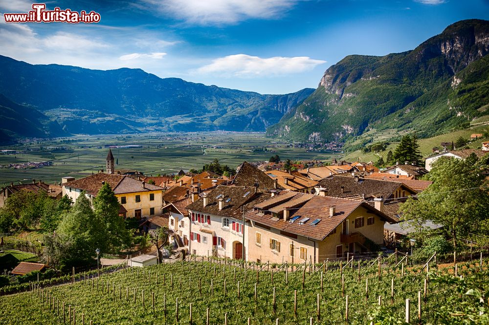 Immagine Una veduta del villaggio tipico di Cortaccia, Strada del Vino, Alto Adige