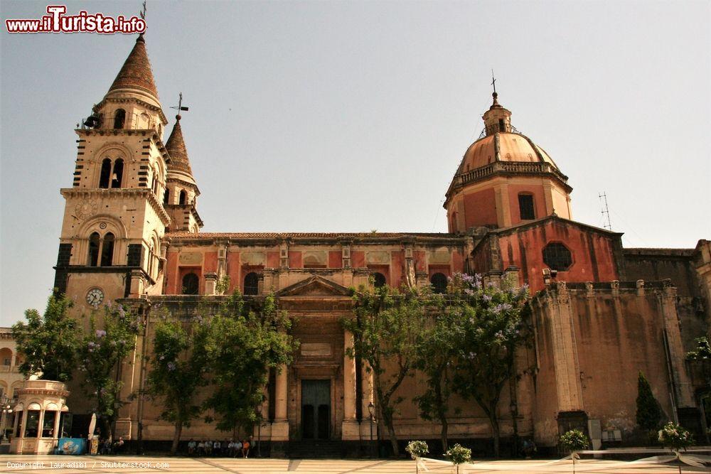 Immagine Una veduta della cattedrale di Acireale, Sicilia.  Ai lati della facciata svettano due campanili identici ma non coevi; la cupola, iniziata nel 1655, fu completata solo nel 1732 su progetto dell'architetto Paolo Amico - © lauradibi / Shutterstock.com