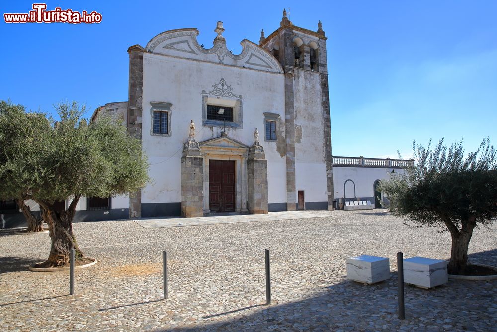 Immagine Una veduta della chiesa di Santa Maria a Serpa, Portogallo. In uno slargo intitolato a due santi portoghesi, Proculo e Hilariao, s'innalza la chiesetta gotica di Santa Maria. La torre campanaria, indipendente dal corpo del tempio, lascia scorgere le vestigia di una base cilindrica.