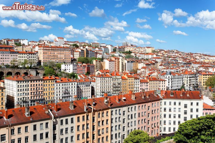 Immagine Una veduta della città di Lione con i suoi palazzi in una soleggiata giornata estiva, Francia - © prochasson frederic / Shutterstock.com