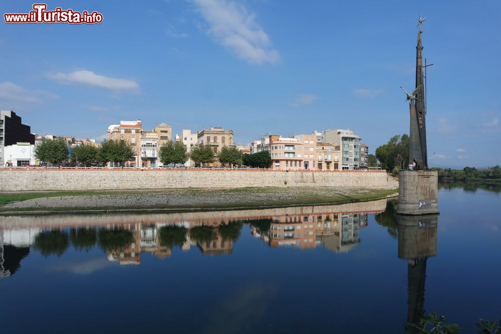 Immagine Una veduta della città di Tortosa sul fiume Ebro, Spagna. Prima di tuffarsi nel Mediterraneo, il fiume attraversa questa bella città spagnola dividendone in due il territorio ma raddoppiandone il fascino.