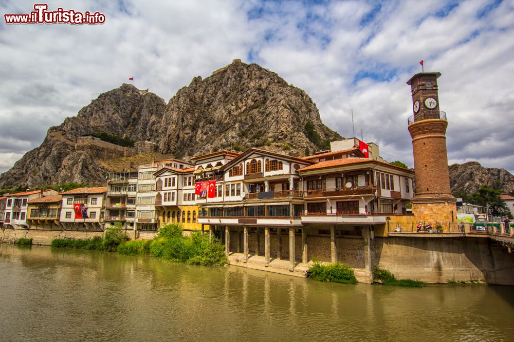 Immagine Una veduta della cittadina di Amasya, Turchia: questa bella località dell'Anatolia si affaccia sul fiume Yesilirmak.