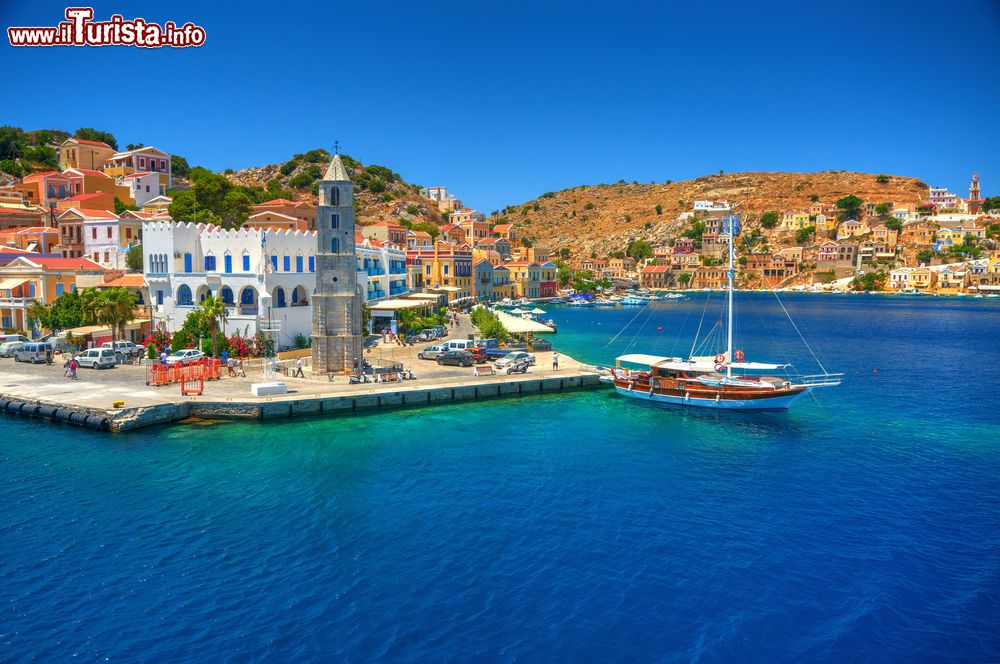 Immagine Una veduta della costa di Symi (Grecia) con il porto e le case sulla collina, arcipelago del Dodecaneso.