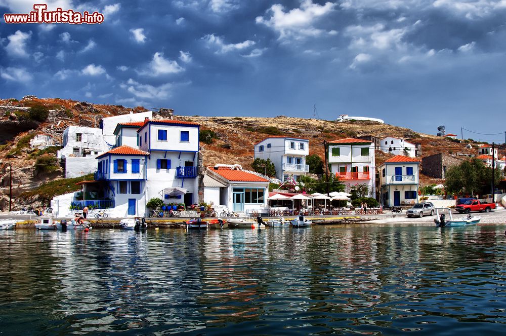 Immagine Una veduta dell'isola di Agios Efstratios, Grecia. L'isola deve il suo nome a Sant'Eustrazio che vi risiedette come esule dopo essersi opposto alle politiche iconoclaste dell'impeartore Leone l'armeno.