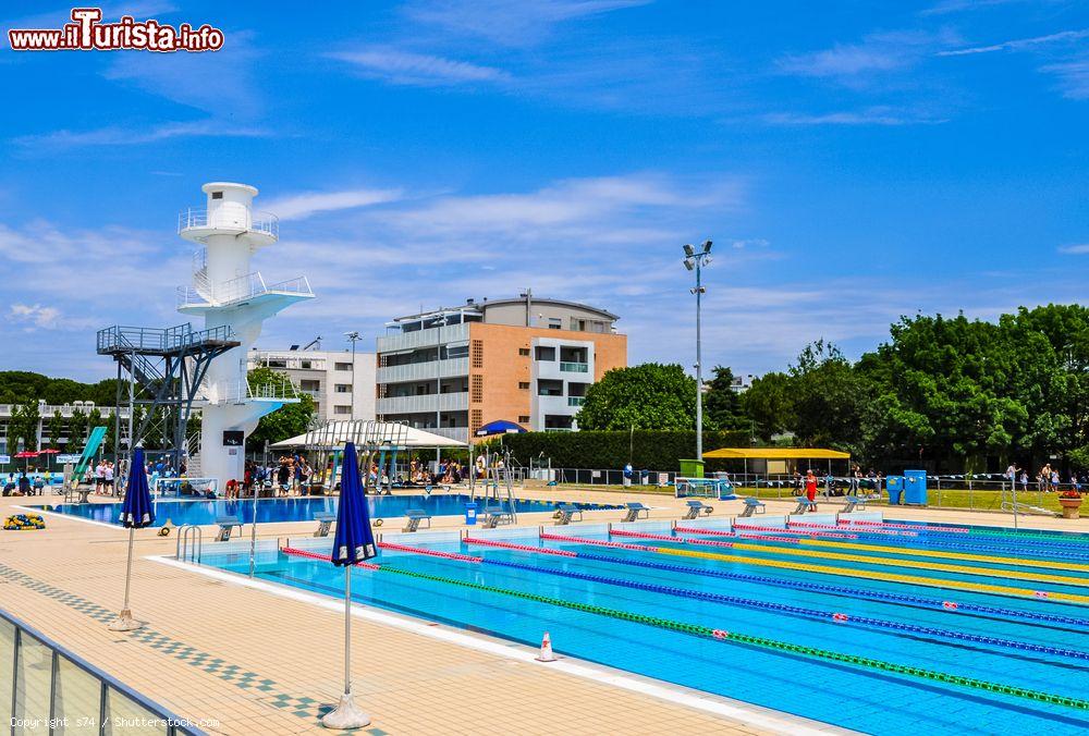 Immagine Una veduta dello Stadio del Nuoto di Riccione, Emilia Romagna. Una delle tre piscine outdoor presenti in questa struttura sportiva - © s74 / Shutterstock.com
