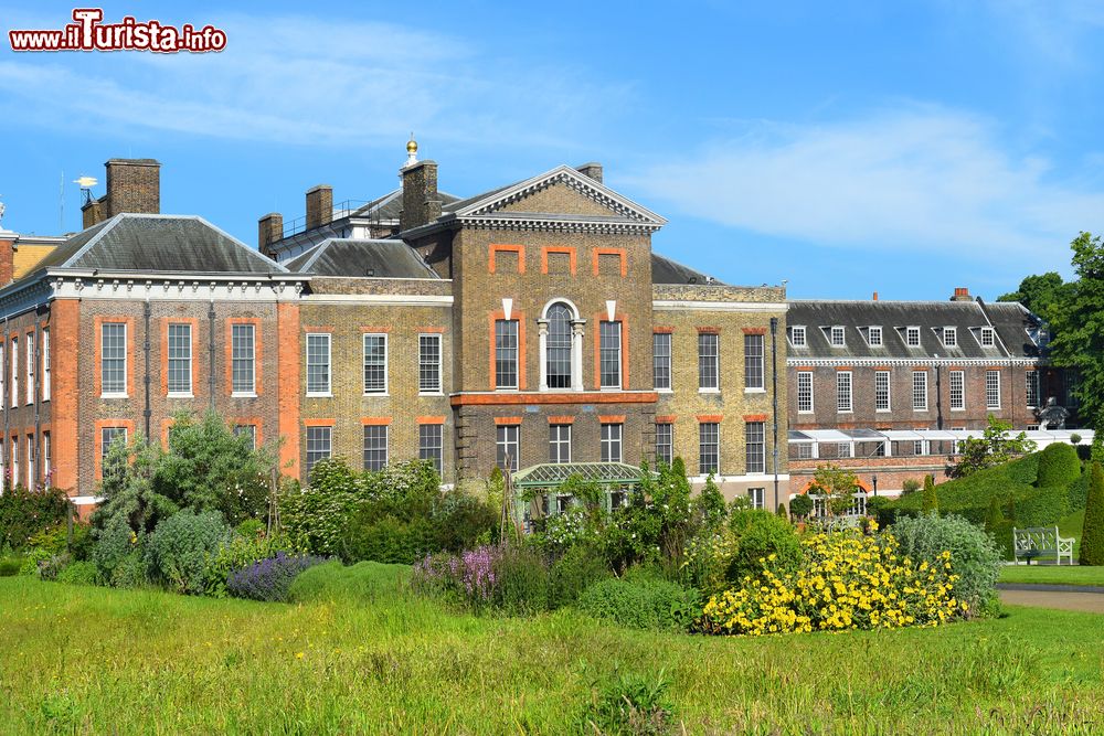 Immagine Una veduta di Kensington Palace, residenza ufficiale del Duca e Duchessa di Gloucester dentro ai Kensington Gardens di Londra - © irisphoto1 / Shutterstock.com