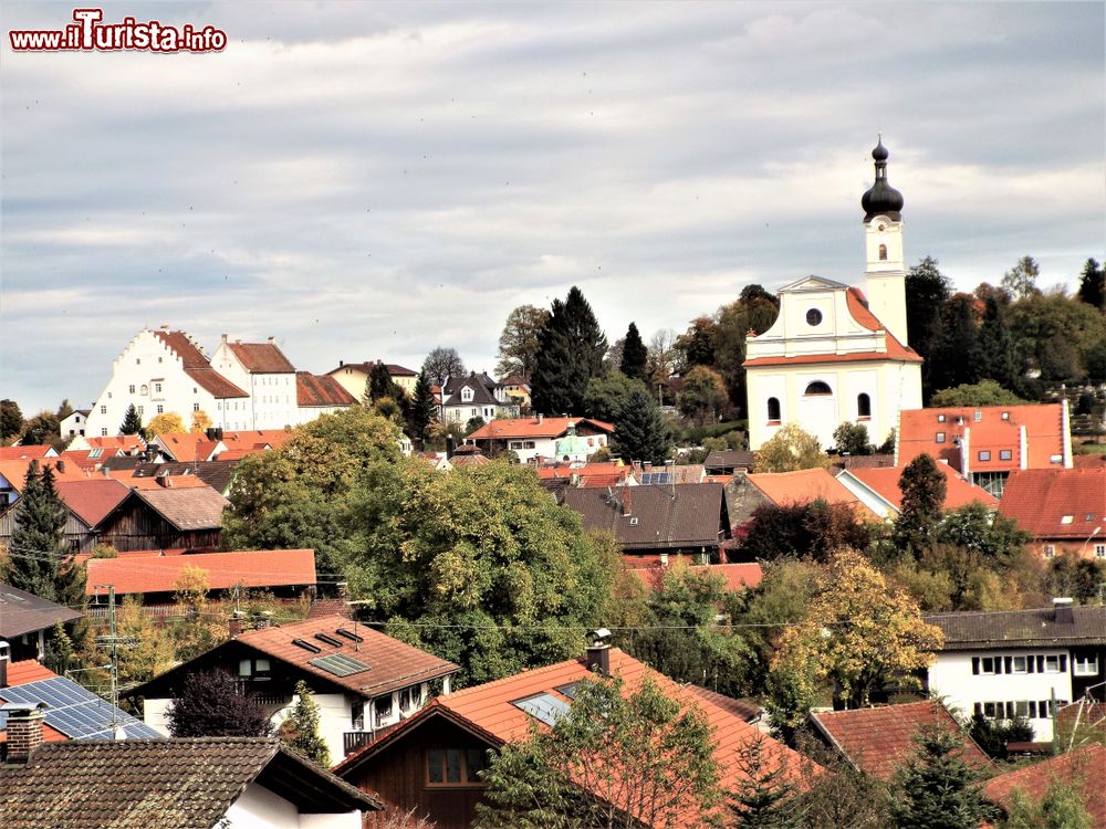 Immagine Una veduta di Murnau am Staffelsee, Germania: il castello cittadino e la chiesa di San Nicola visti dalla Munter-Hause.