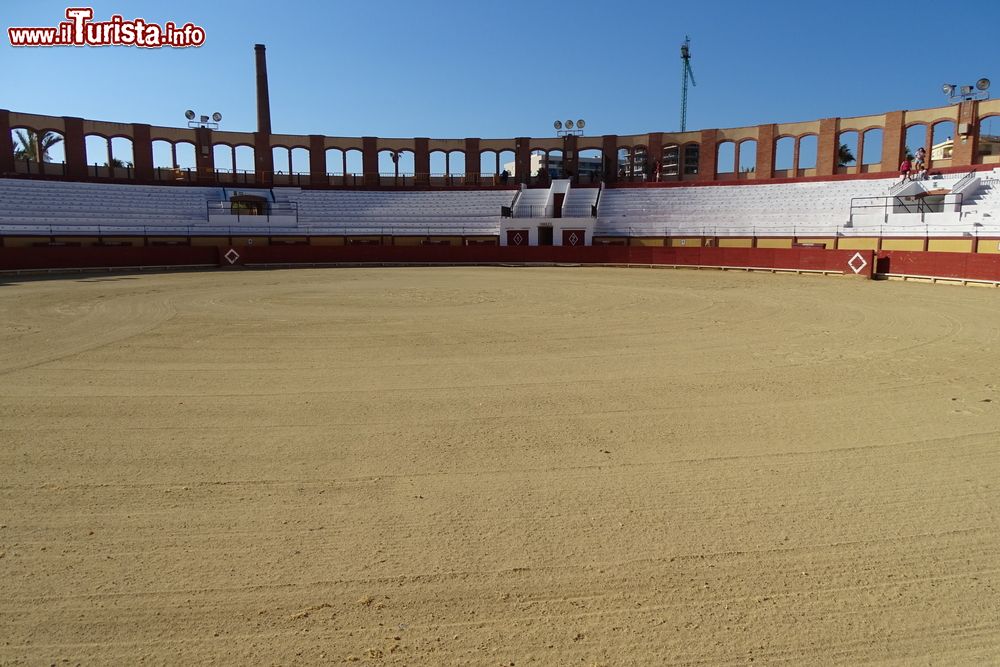 Immagine Una veduta di Plaza de Toros vuota a Vinaros, Spagna, prima di una corrida.