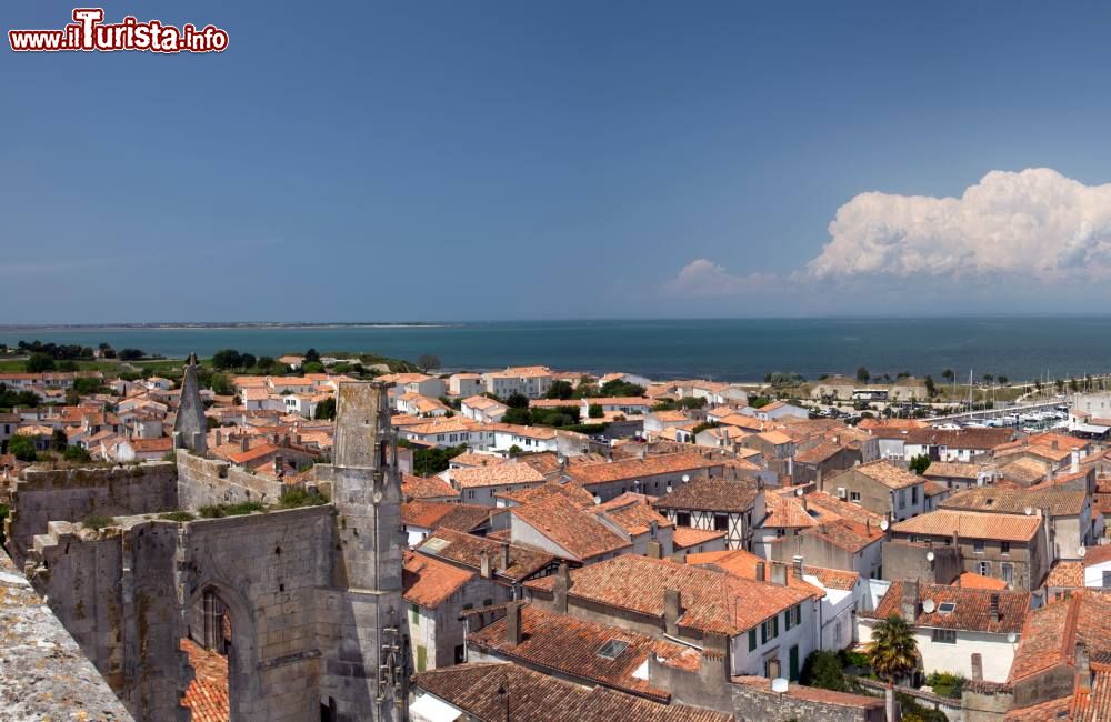 Immagine Una veduta di Saint-Martin-de-Ré sull'isola di Ré, Francia. Il borgo è cinto da poderose fortificazioni fatte erigere da Vauban nel XVII° secolo. Dal 2008 è patrimonio dell'umanità Unesco.