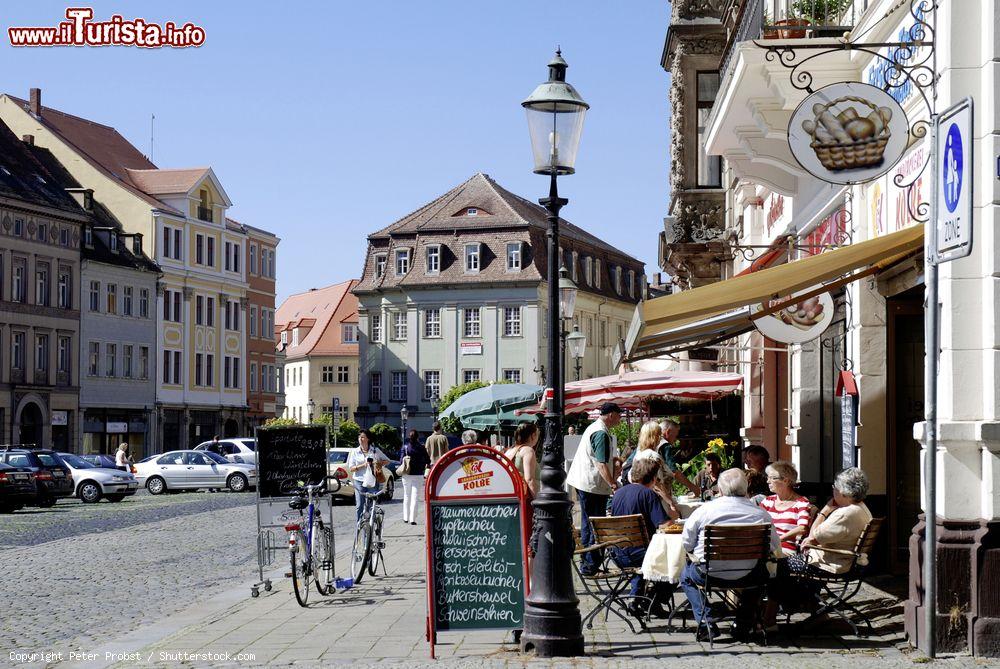 Immagine Una veduta di un Street Cafe nella piazza del mercato a Zittau, Sassonia, Germania. Locali, pub e ristoranti si affacciano su questa frequentata strada commerciale della città - © Peter Probst / Shutterstock.com