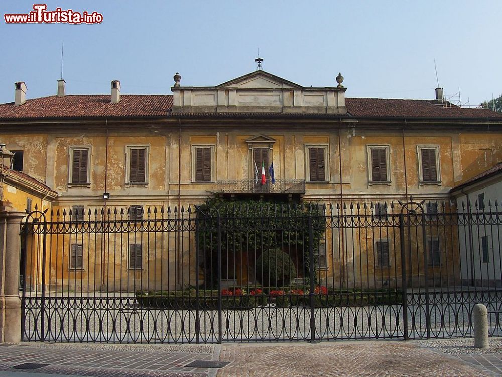 Immagine Una veduta di Villa Sottocasa a Vimercate, Lombardia. Splendido esempio di dimora neoclassica, fu costruita negli utlimi decenni del XVIII° secolo CC BY 2.5, Collegamento